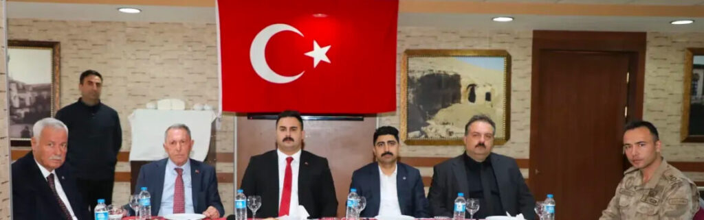 Turkiska tjänstemän i Viranşehir ansluter sig ezidierna  för att fira ezidisk högtid