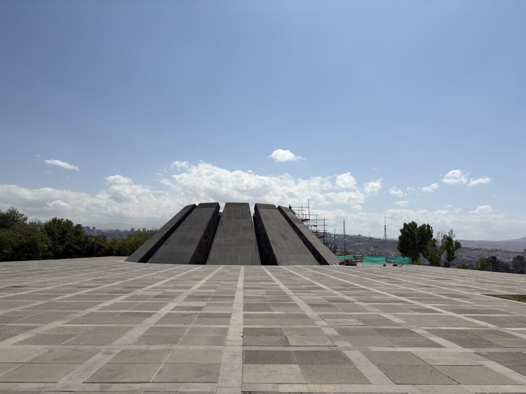 لا تنسَ الماضي أبدًا، فهو يحب أن يذكرك بنفسه